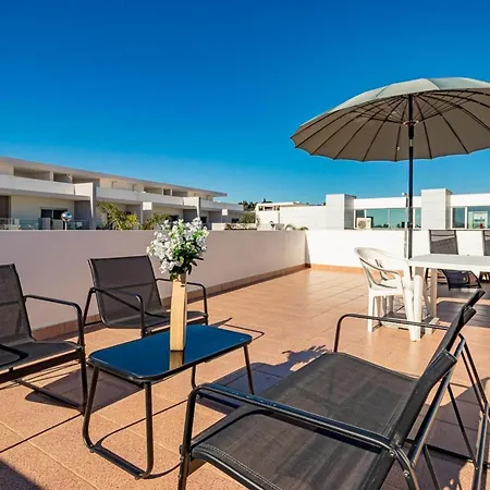 Seaside Charm In Gale - 2 Bedroom W Big Terrace شقة جويا
